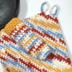 2 potholders and 1 cast iron pan handle holder 🍳